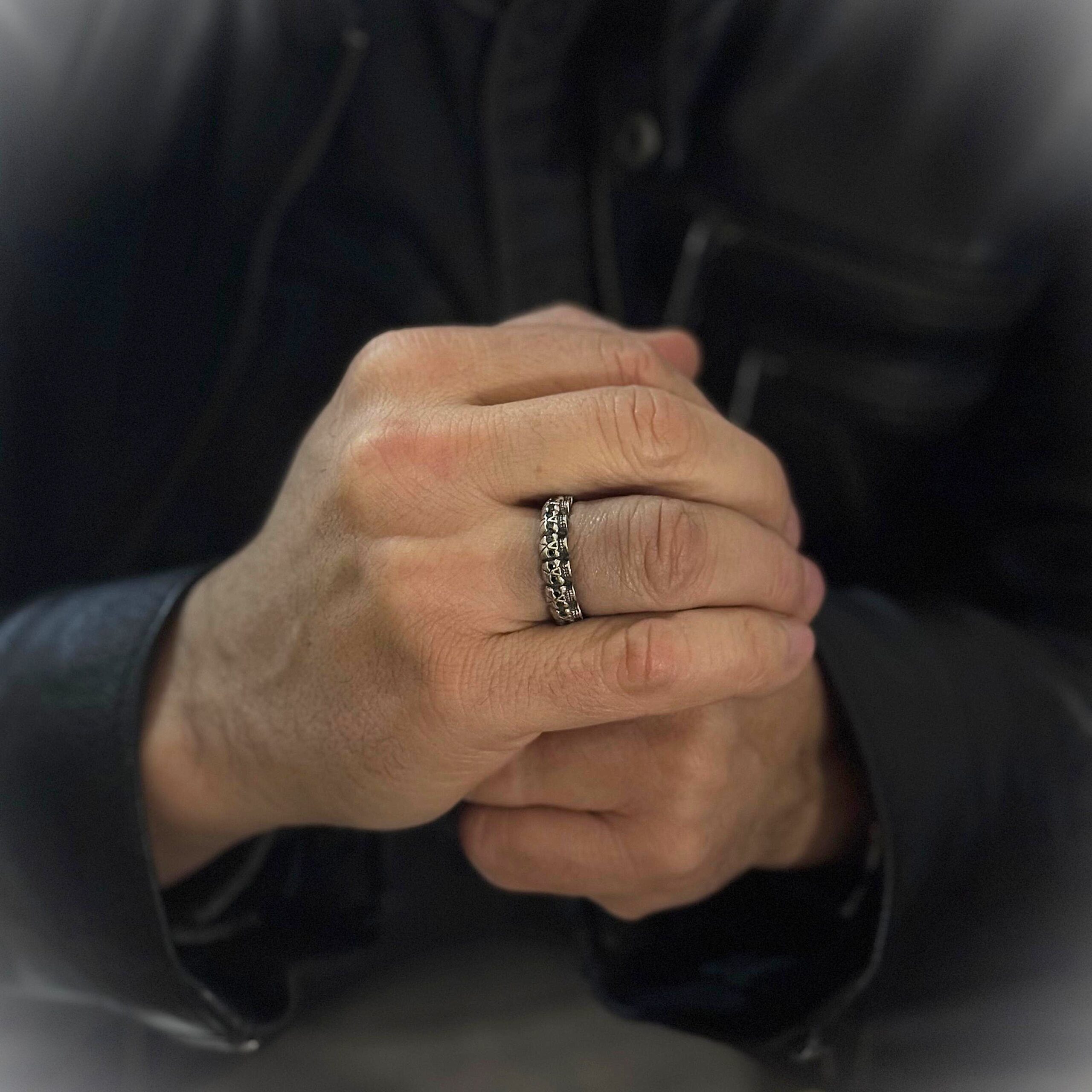 Alliance argent tête de mort pierre noire – Image 2