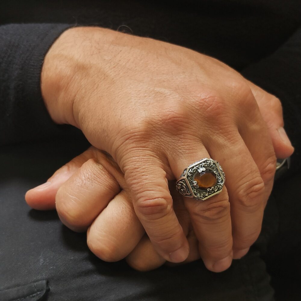 Alternative view of Bague argent homme trône du roi pierre œil de tigre