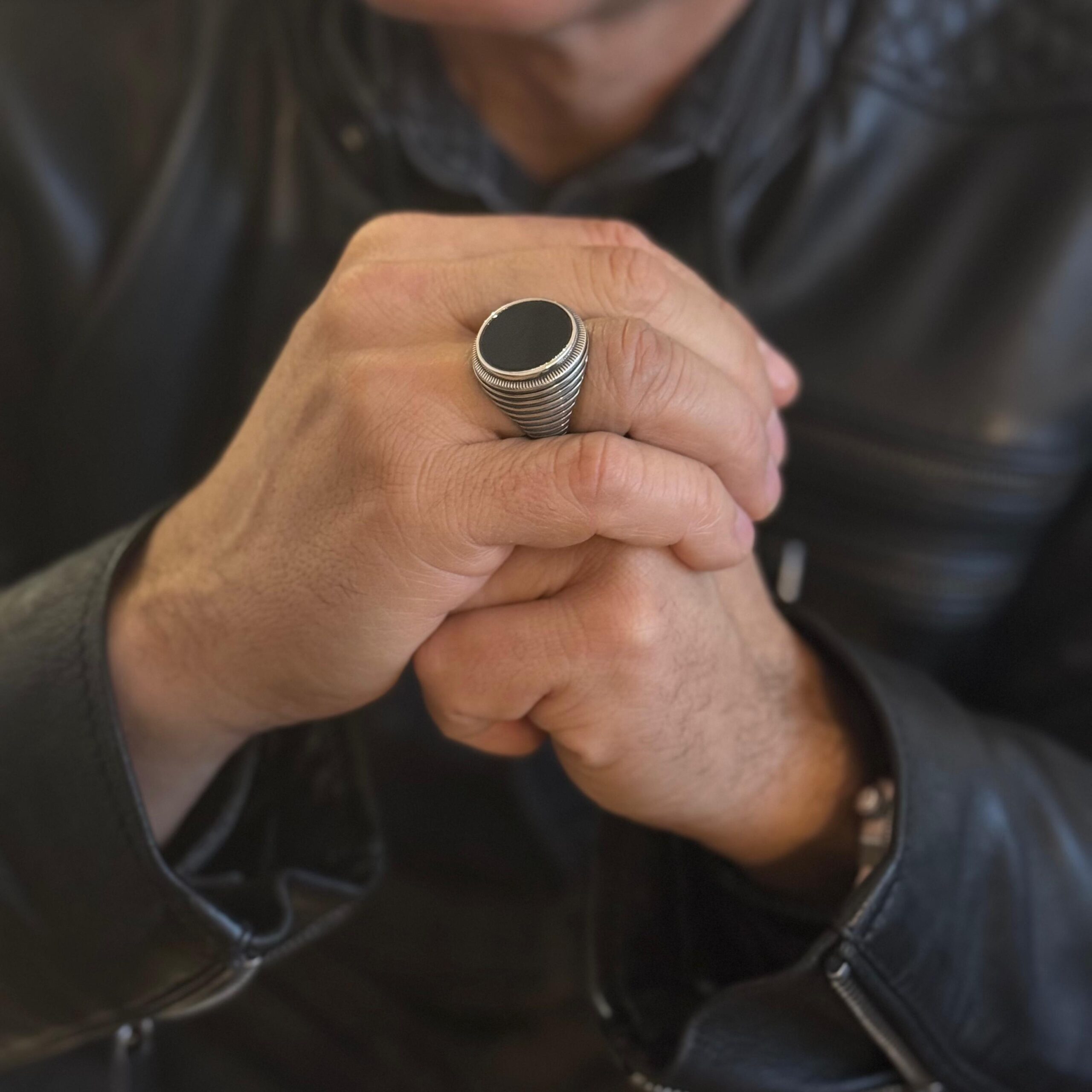 Bague chevalière homme onyx énigmatique argent – Image 2