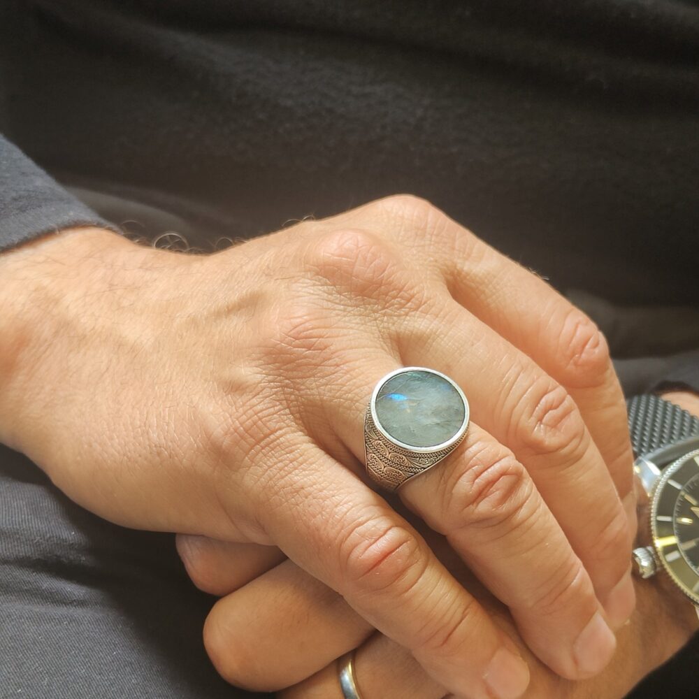 Alternative view of Bague chevalière homme poétique labradorite argent