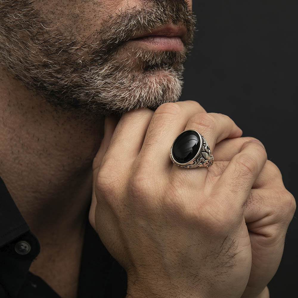 Alternative view of Bague Chevalière homme royale onyx argent