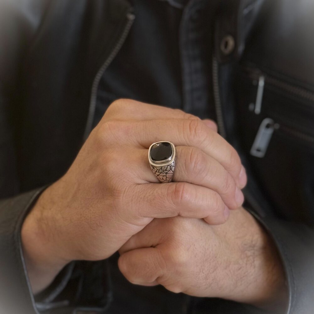 Alternative view of Bague en argent homme écaille pierre noire onyx