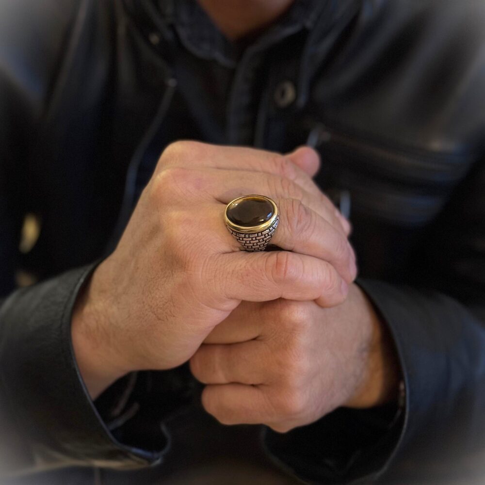 Alternative view of Bague homme œil argent pierre œil de tigre serti doré