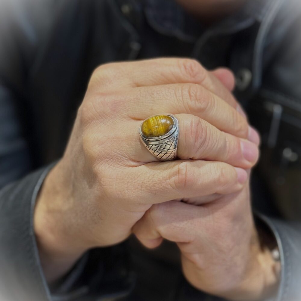 Alternative view of Bague homme œil de tigre asymétrique argent