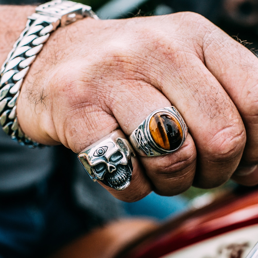 Alternative view of Bague homme œil de tigre massive argent
