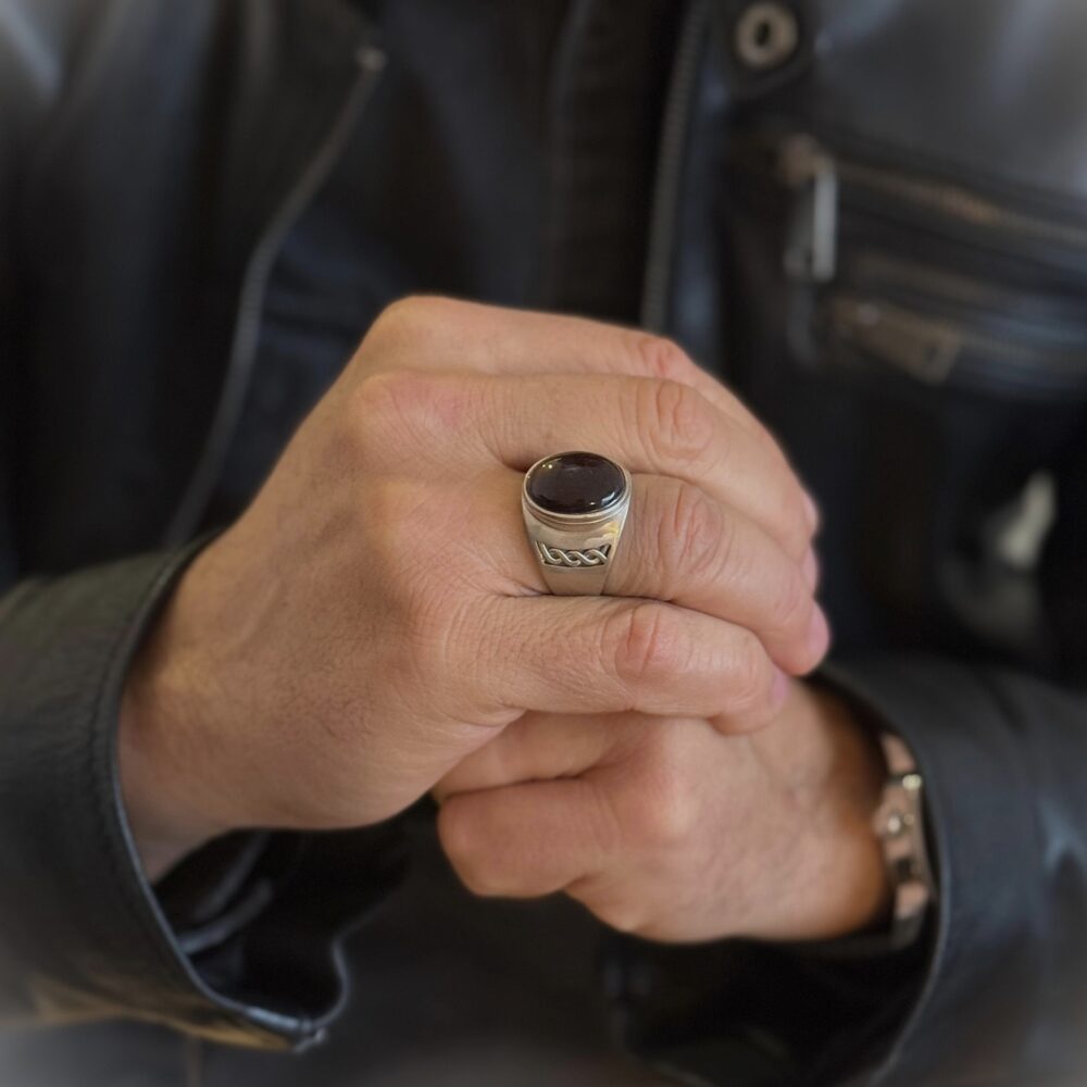 Alternative view of Bague homme œil de tigre rouge massive argent