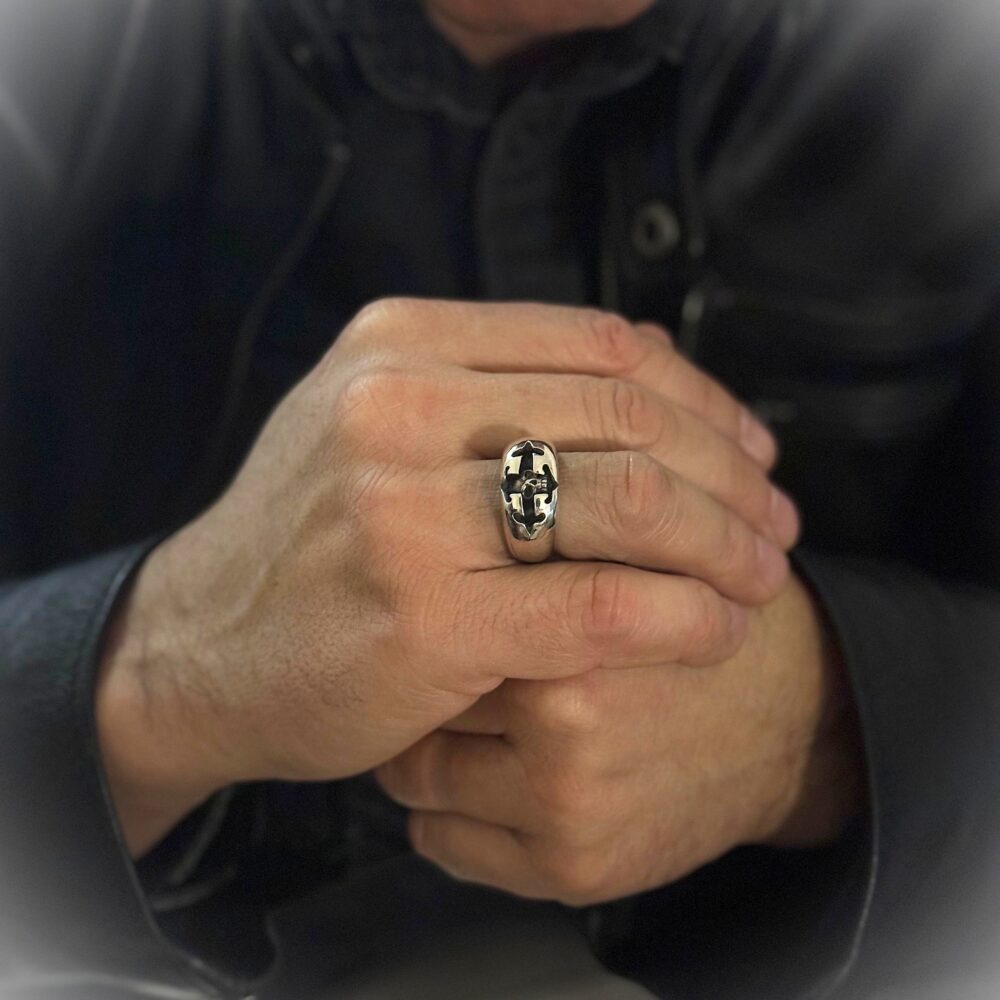 Alternative view of Bague homme tête de croix argent
