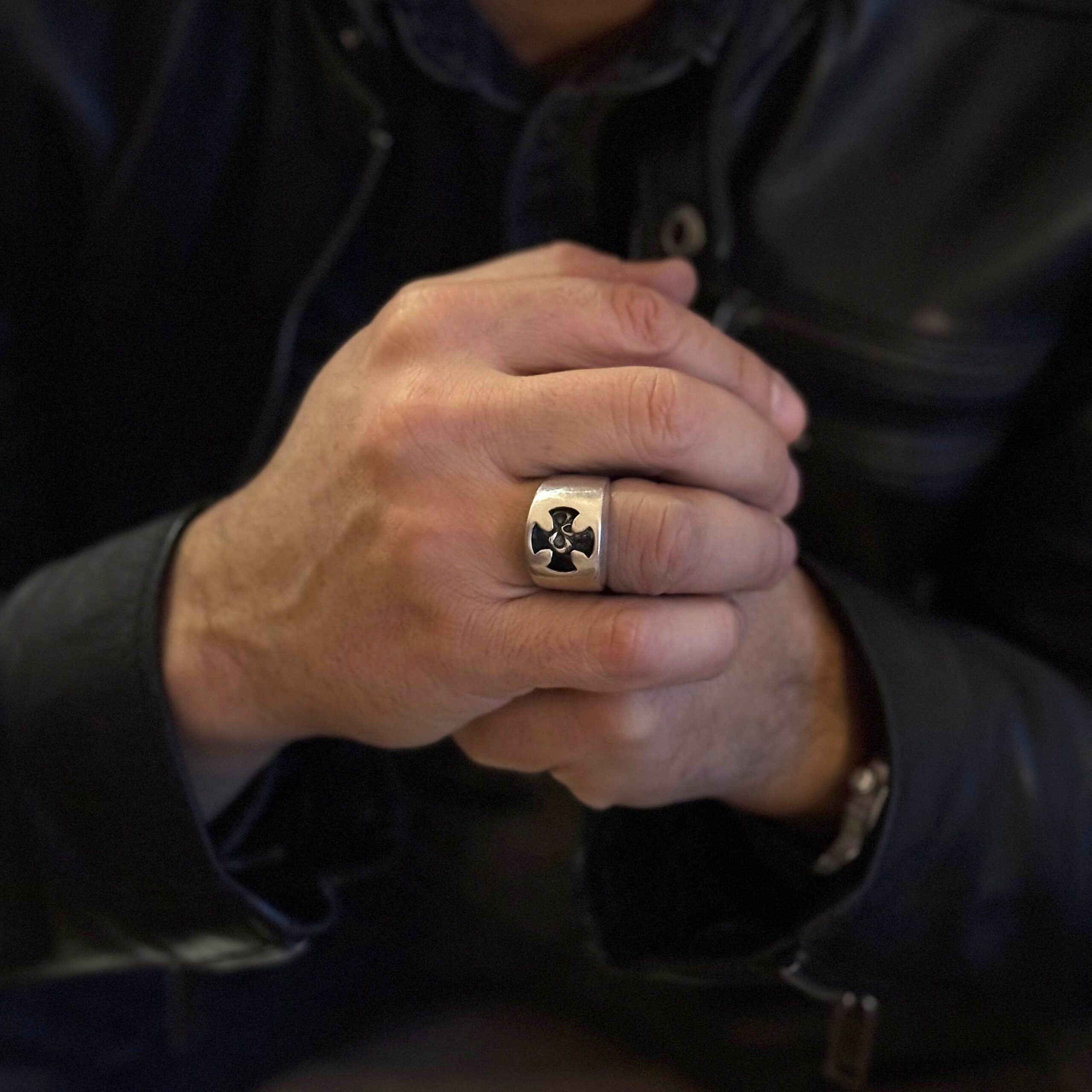 Bague homme tête de mort et croix argent – Image 2