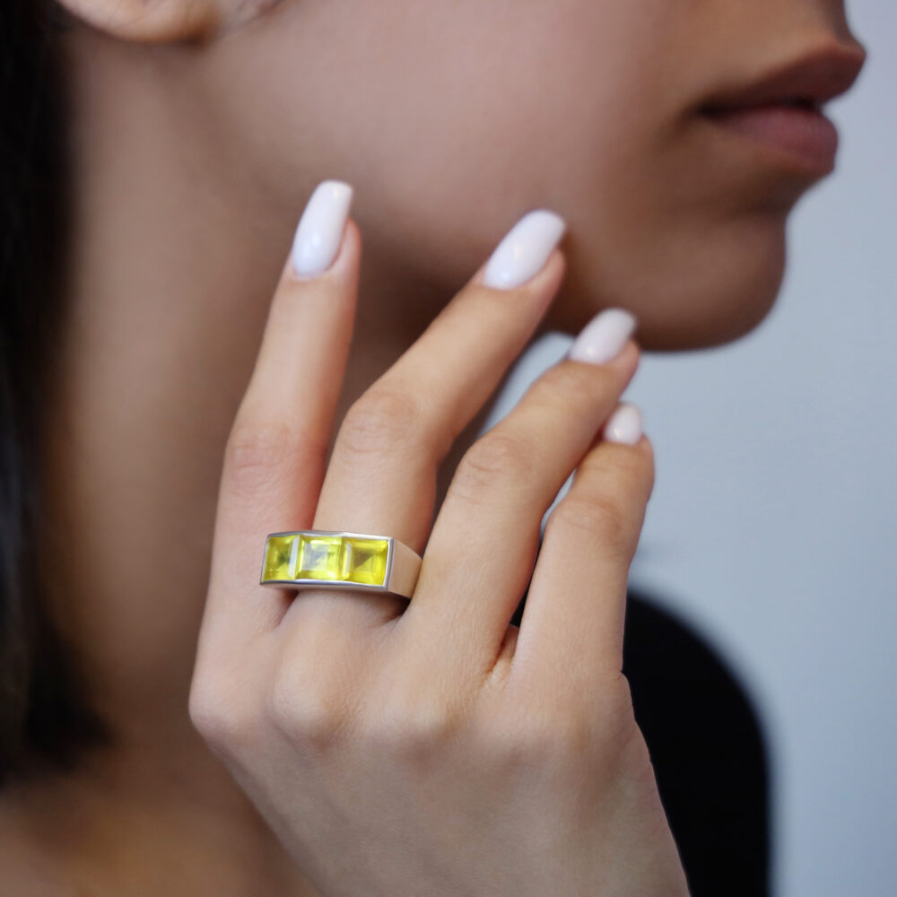 Alternative view of Bague Seth argent doré quartz carré jaune