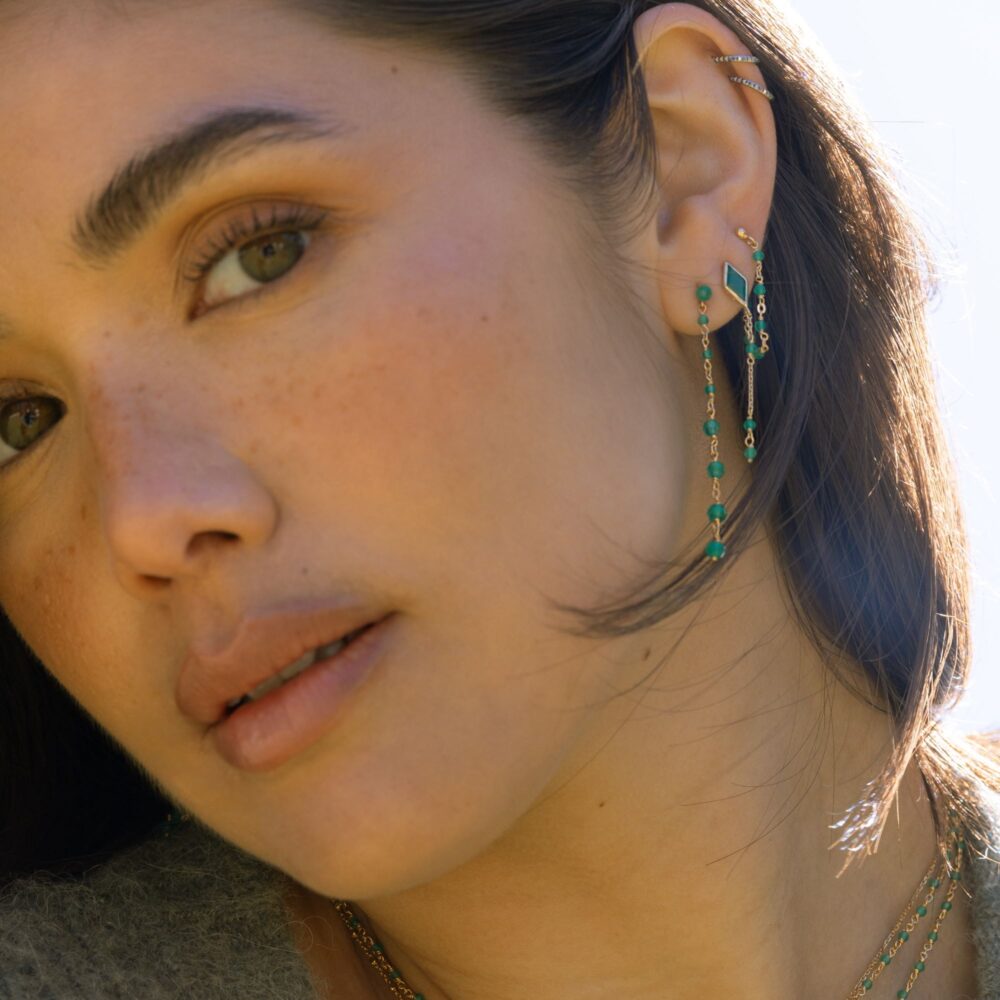 Alternative view of Boucles d'oreilles argent dorée chaine longue et pierres onyx vert