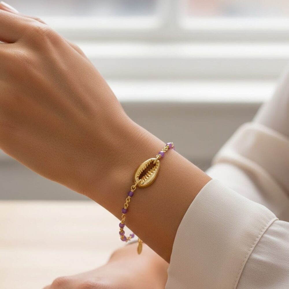 Alternative view of Bracelet chaine en argent doré avec pierres naturelles d'amethyste et coquillage