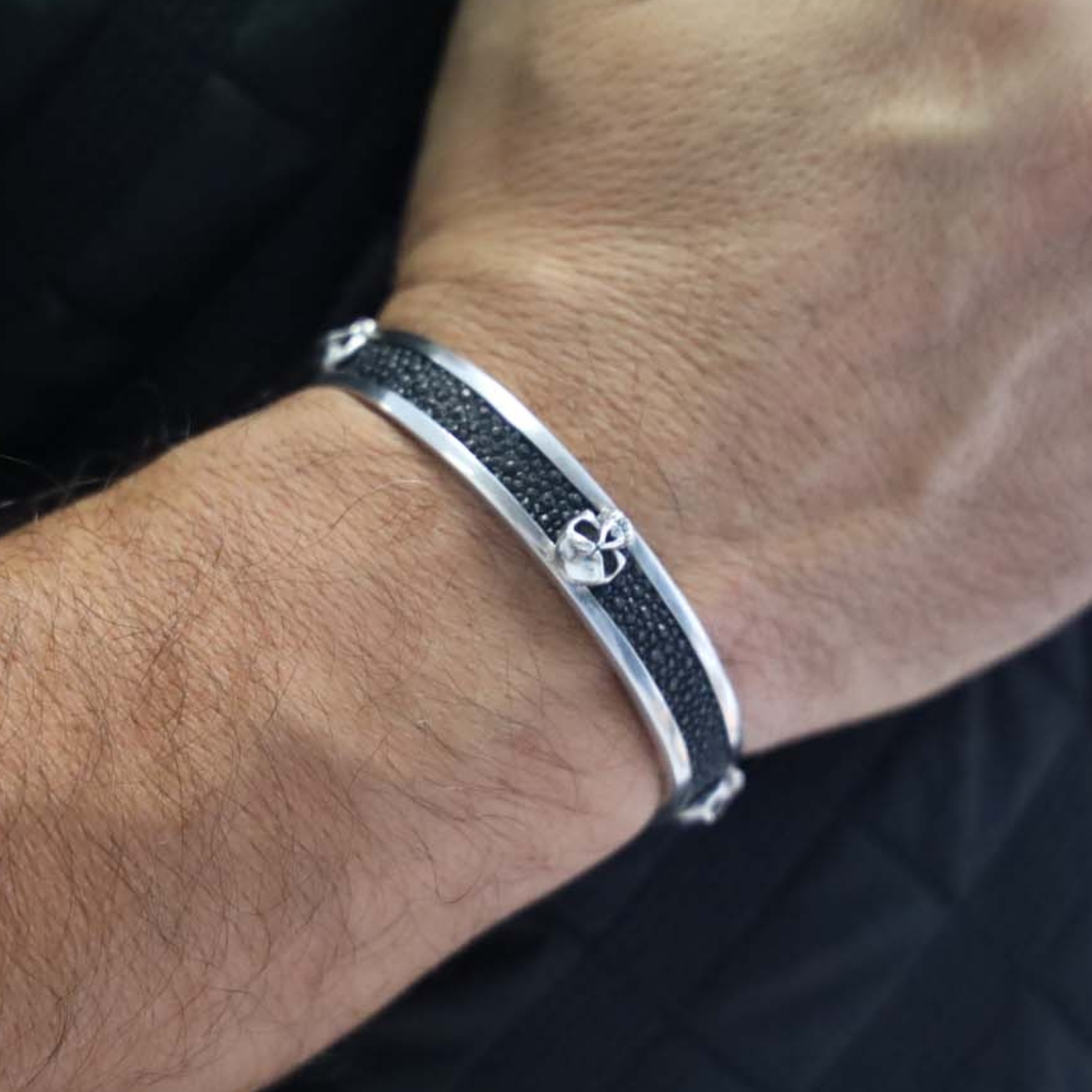 Bracelet jonc tête de mort argent et galuchat – Image 3