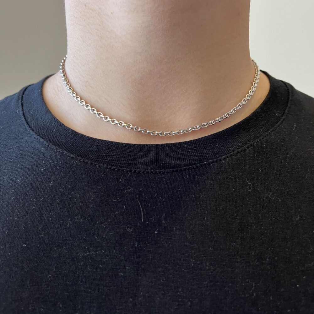 Alternative view of Chaine maille forçat facettée ras de coup argent