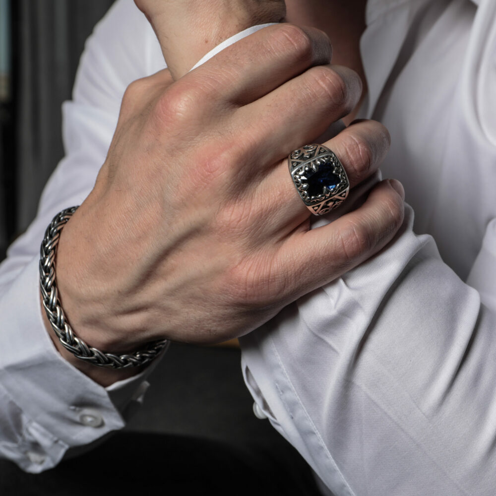 Alternative view of Chevalière argent homme labradorite bleu l'esprit du roi