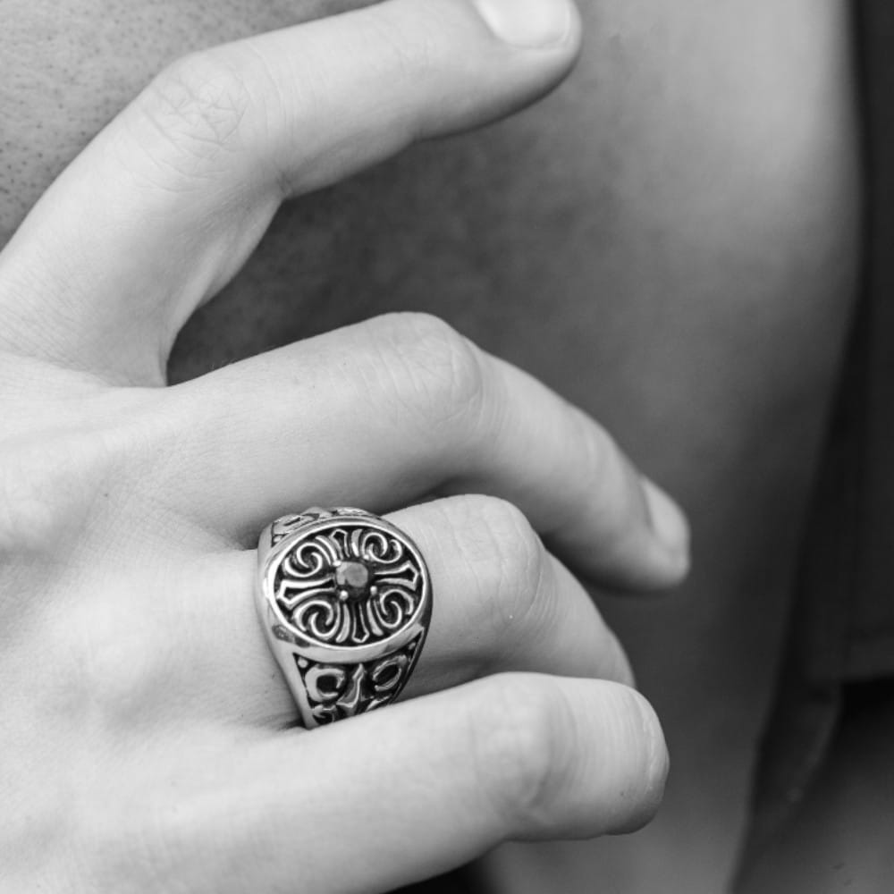 Alternative view of Chevalière homme croix pierre noire argent