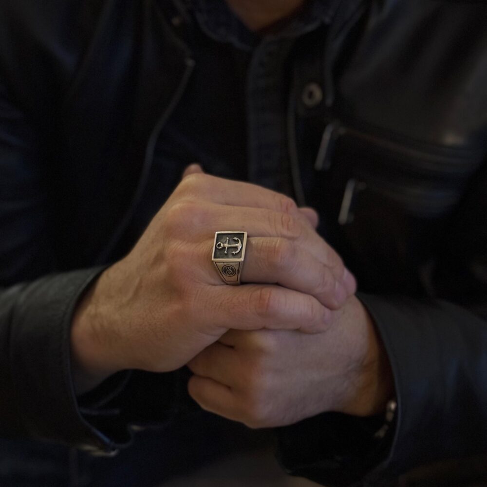 Alternative view of Chevalière homme ancre marine argent homme