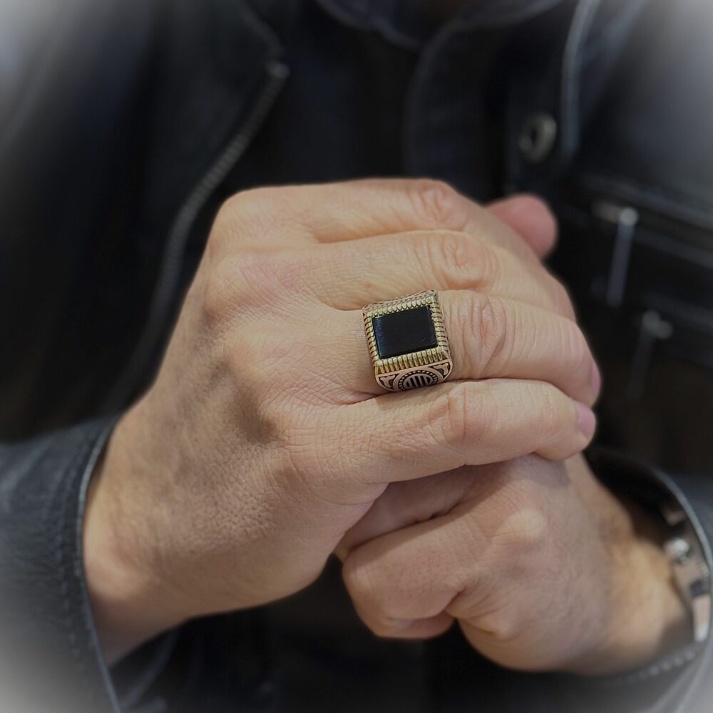 Alternative view of Chevalière homme argent doré rock love agate noire