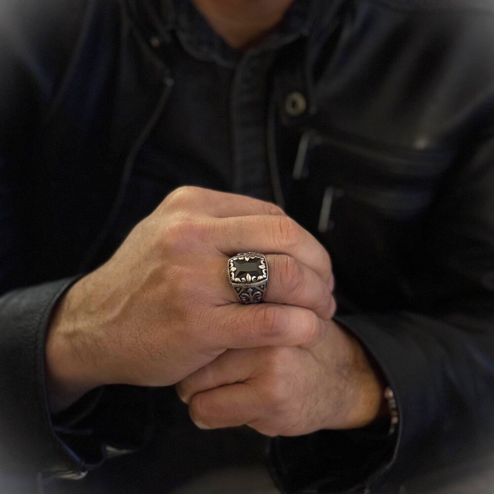 Alternative view of Chevalière homme argent l’esprit du roi onyx noir