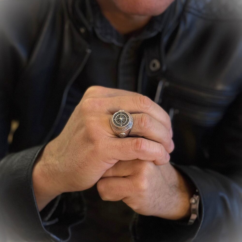 Alternative view of Chevalière homme rose des vents argent