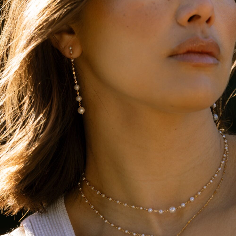 Alternative view of Boucles d oreilles argent dorée cascade de perle naturelle blanche