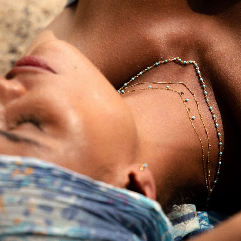 Alternative view of Collier argent doré double chaine et pierres naturelles turquoise