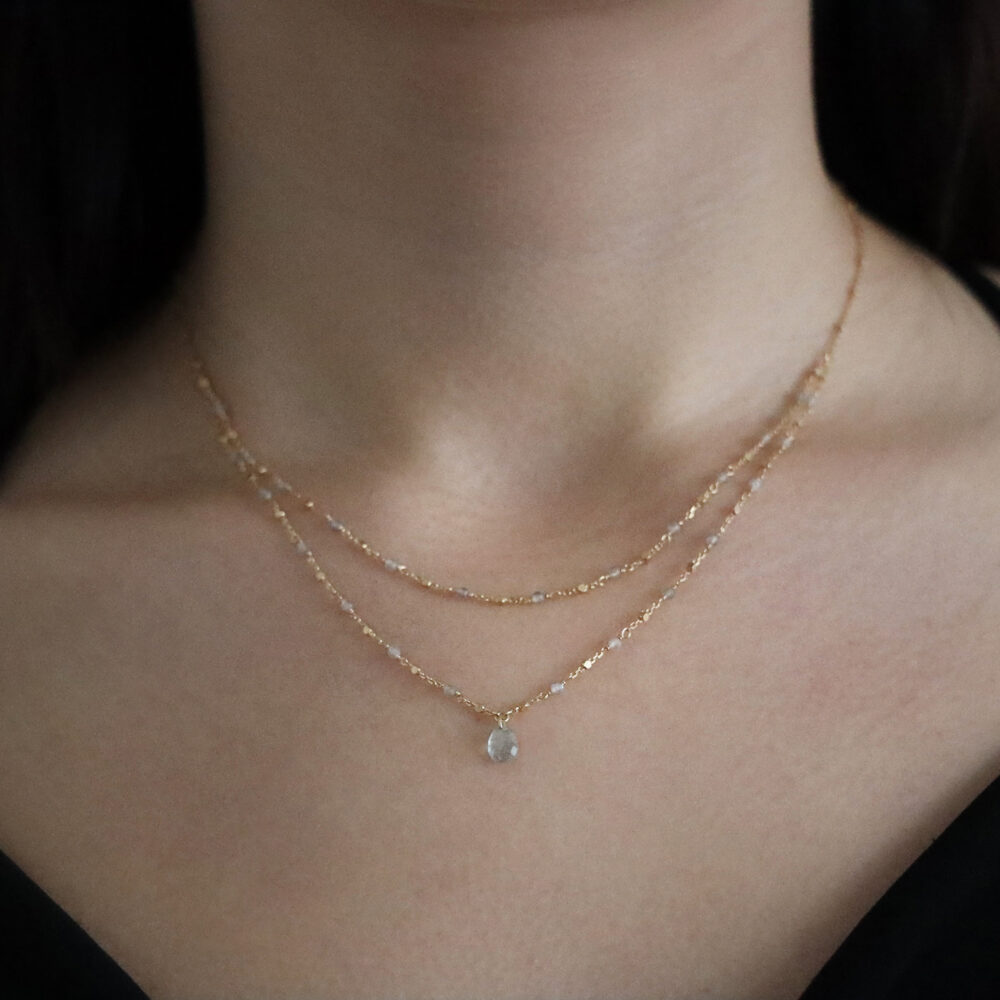 Alternative view of Collier argent doré double chaine goutte pierres naturelles labradorite