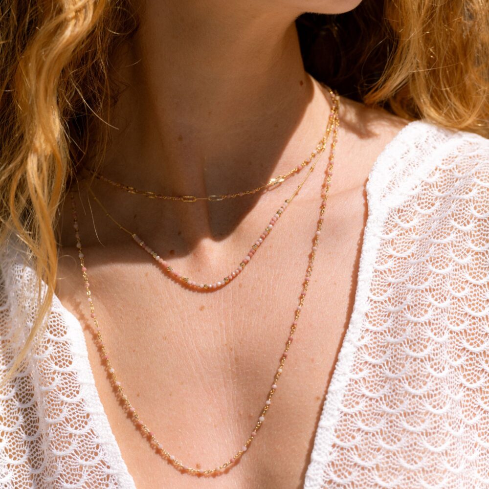 Alternative view of Collier argent doré perles dorée et pierres quartz rose fraise