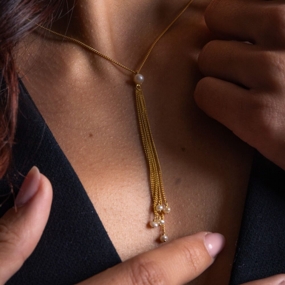 Alternative view of Collier argent doré pompon et perles naturelles blanches