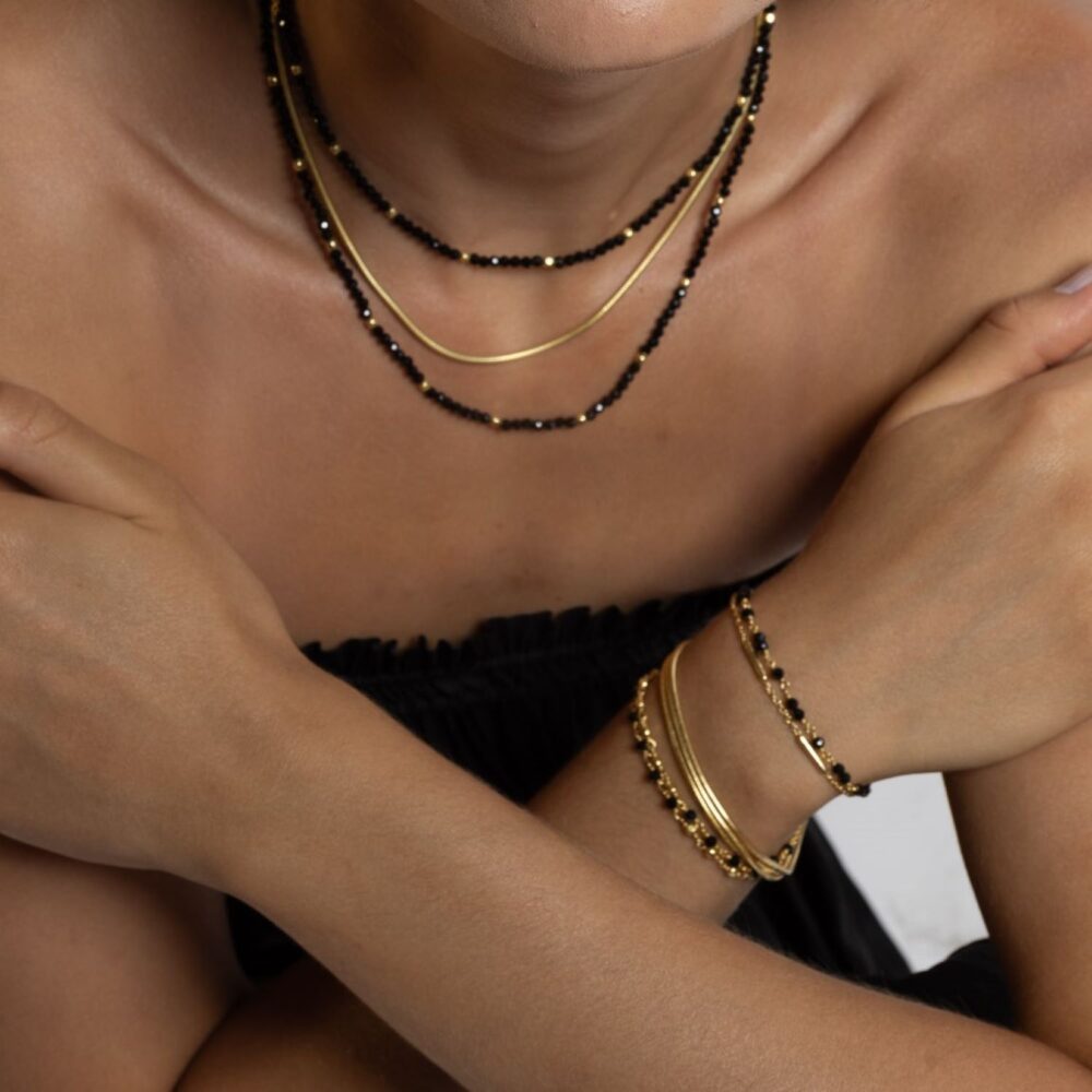 Alternative view of Collier argent triples chaines doré et perles Spinelle noire