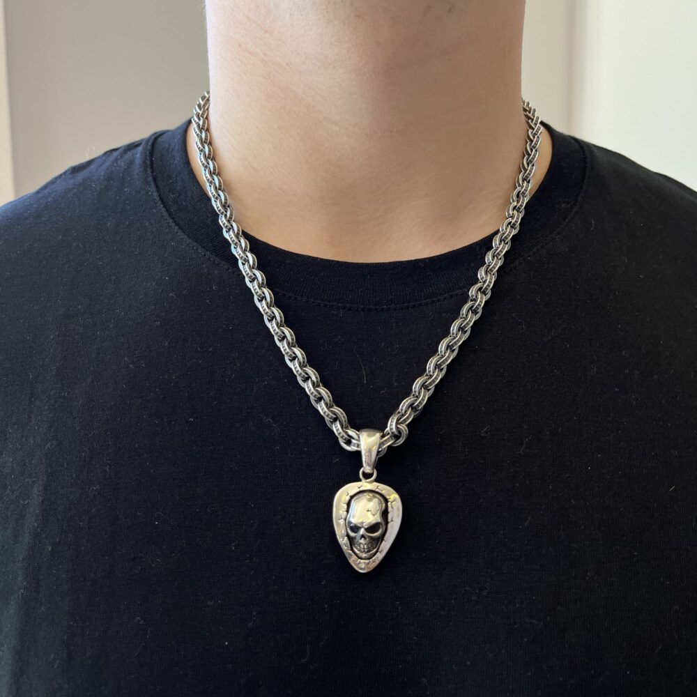 Alternative view of Collier chaine argent massive big fantaisie pendentif tête de mort et médiator pierre noire