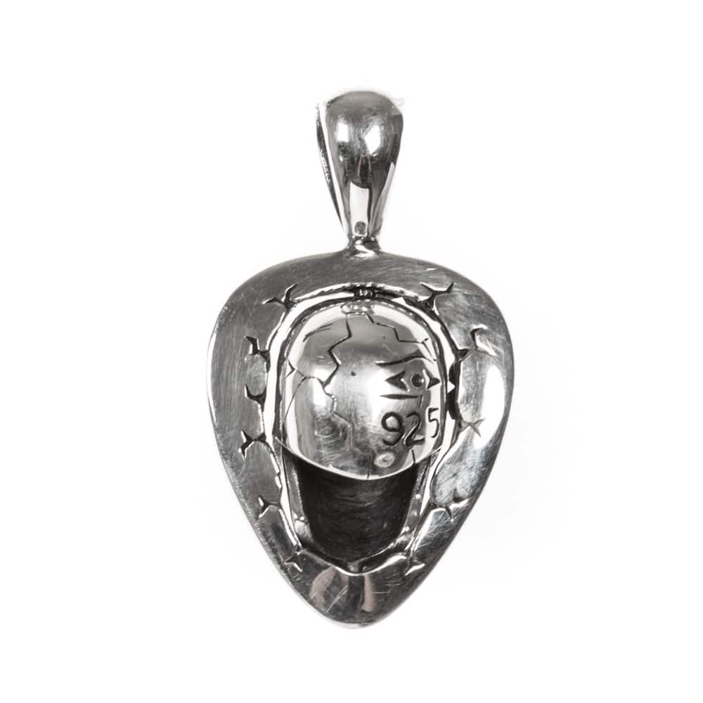 Alternative view of Tête de mort et médiator pendentif pierre noire argent